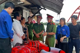 ‘Hiệp sĩ đường sông’ ông Ba Chúc được cảnh sát tặng 30 phao cứu sinh