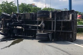 Mất phanh, xe tải cẩu lật ngang trên Quốc lộ 1
