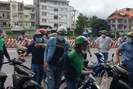 Tạm giữ ông xe ôm giả GrabBike cướp cạn ở Bến xe Miền Tây