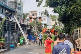 Cháy nhà vắng chủ, cảnh sát leo mái tôn dập lửa