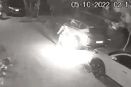 Phóng hỏa đốt xe ô tô cháy rụi lúc rạng sáng ở Bình Chánh
