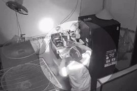 Trộm phá 2 ổ khóa nhà, 1 ổ khóa tủ lấy tiền ở tiệm giặt là