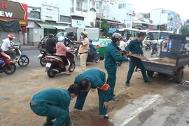 Người đi đường bị té do nhớt, CSGT và dân quân… dùng cát xử lý