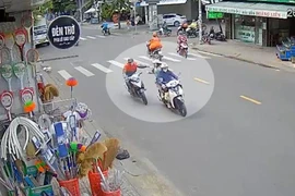 Cướp giật túi xách của cô gái ở ngã tư giữa ban ngày