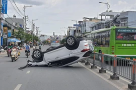 Ô tô tông dải phân cách, lật ngửa trên đường Tô Ký