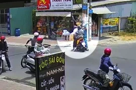 Người dân quân tự vệ vụt gậy vào đầu nam sinh 17 tuổi