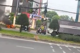 Thanh niên nhảy khỏi xe máy đang cháy, kêu cứu