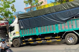 Mẹ tử vong, con bò ra từ gầm xe tải sau tai nạn ở Hóc Môn