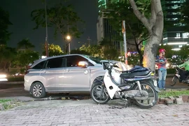 Taxi công nghệ nghi bị cướp rồi tông vào gốc cây ở Bình Thạnh