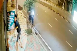 Thanh niên cầm dao dài gần 1 mét chém camera an ninh cửa hàng