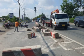 Xe tải mất lái tông văng dải phân cách trúng người đi xe máy