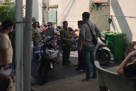 Hai vợ chồng trọng thương, tử vong bất thường ở khu trọ