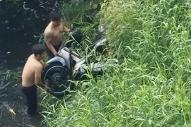Xe máy nằm dưới kênh nước đen, người điều khiển không rõ ở đâu