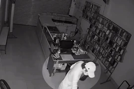 Nghi trộm leo từ giếng trời lấy hàng chục điện thoại ở quận 12