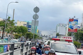 3 ô tô tông liên hoàn trên cầu vượt Lăng Cha Cả, giao thông ùn ứ