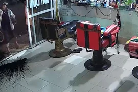 Hàn gắn tình cảm bất thành, người đàn ông tạt sơn tiệm tóc của vợ cũ