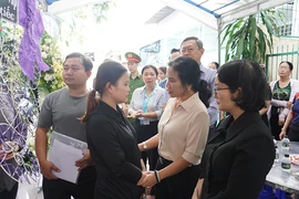 Lãnh đạo quận Gò Vấp thăm hỏi động viên gia đình 2 cháu bé tử vong trong vụ cháy