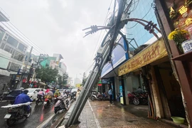 Trụ điện trung thế nghiêng đổ vào nhà dân trên đường Âu Cơ