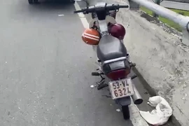 Tử vong sau khi tự té trên cầu Quang Trung, công an tìm thân nhân người đàn ông