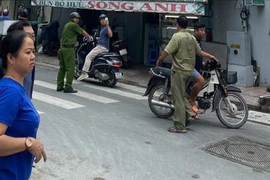Người đàn ông không mặc đồ, nghi ngáo đá chém nhiều người rồi tự sát ở quận 3