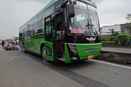 Nghi va chạm với xe khách, người phụ nữ quê Bến Tre bị cán tử vong