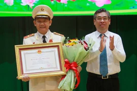 Thiếu tướng Đinh Thanh Nhàn nhận Huân chương Chiến công