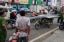 Va chạm với xích lô chở sắt, người phụ nữ tử vong