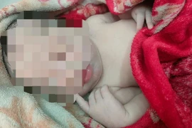 Đi mua đồ ăn sáng, phát hiện bé trai sơ sinh được quấn trong chăn