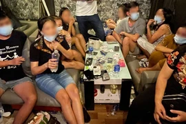 Bắt sòng bạc có 7 phụ nữ đang sát phạt ở phố Tây