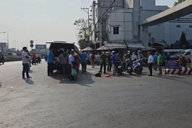 Người đàn ông gục chết bất thường ở cổng bến xe An Sương