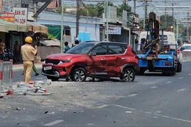 Xe tải nổ lốp tông ô tô xoay vòng trên Tỉnh lộ 8, 2 mẹ con thoát nạn