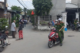 Người đàn ông chết ở căn nhà khóa trái, gần đó là người phụ nữ bị tai biến