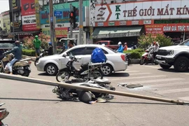 Cột đèn chiếu sáng rơi trúng nhiều người đi xe máy ở Cầu vượt Tân Thới Hiệp