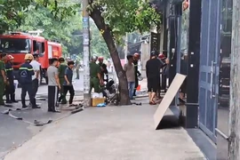 Cháy tiệm làm biển quảng cáo ở Tân Phú, nhiều người xông vào dập lửa