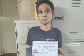 Bắt người đàn ông trộm chiếc điện thoại mà bé trai giấu giúp chủ tiệm bánh tiêu