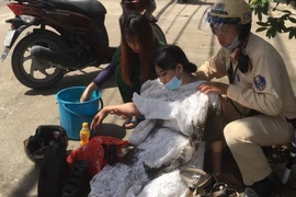 CSGT dùng xe đặc chủng chở người phụ nữ bị co giật sau tai nạn đi cấp cứu