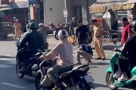 Cảnh sát kiểm tra hiện trường vụ người chở thịt heo tông nữ tiếp viên xe buýt