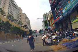 Cầm dao, đánh người đi đường, người đàn ông bị triệu tập