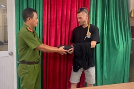 Để quên túi xách trên taxi, du khách Bỉ được công an hỗ trợ tìm lại tài sản