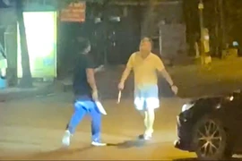 2 tài xế ô tô đứng giữa đường, lăm lăm hung khí dọa đánh ở TP Thủ Đức