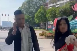 Đưa chó vào phố đi bộ Nguyễn Huệ rồi đánh bảo vệ bất tỉnh