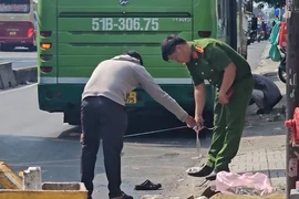 Người phụ nữ khiếm thị bán vé số bị xe buýt cán khi vừa xuống xe buýt