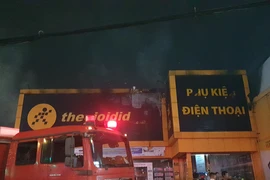 TP.HCM: Cháy cửa hàng điện thoại ở ngã tư, khách hoảng loạn tháo chạy