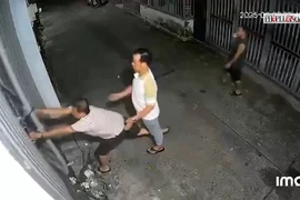 Công an mời làm việc người giật sập cửa hàng xóm vì bị phản ánh hát karaoke ồn ào