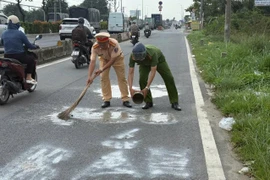 Cảnh sát truy tìm thanh niên sơn dòng chữ 'bắn tốc độ' trên đường Lê Quang Đạo