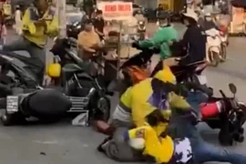 2 tài xế xe ôm công nghệ đánh nhau giữa đường phố