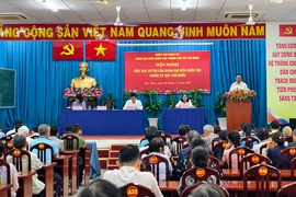 Cử tri nêu nhiều ý kiến về dự án treo và giáo dục