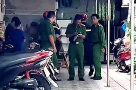 Cháy nhà 4 tầng ở TP.HCM, nghi do xì bình ga