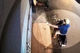 Truy tìm thanh niên tạt sơn vào nhà dân ở TP.HCM gây thiệt hại hơn 13 triệu đồng