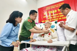 Trung tướng Mai Hoàng trao Huy hiệu 80 năm tuổi Đảng cho hai đảng viên lão thành